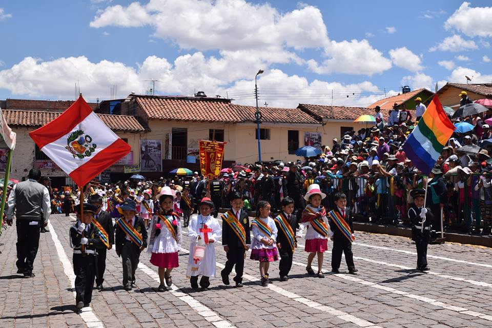 ninos de san jeronimo desfilando